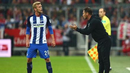 Sag ich doch, ohne Binde spielst du besser. Trainer Pal Dardai im Gespräch mit Fabian Lustenberger.