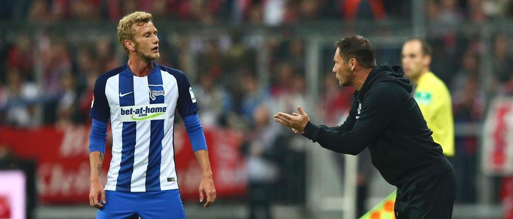 Sag ich doch, ohne Binde spielst du besser. Trainer Pal Dardai im Gespräch mit Fabian Lustenberger.