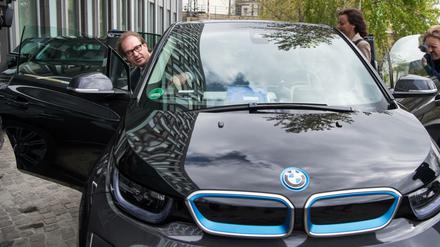 Optimist. Bundesverkehrsminister Alexander Dobrindt bittet um Geduld. E-Autos werden sich durchsetzen, glaubt der CSU-Politiker.