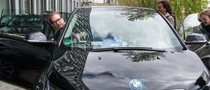 Optimist. Bundesverkehrsminister Alexander Dobrindt bittet um Geduld. E-Autos werden sich durchsetzen, glaubt der CSU-Politiker.