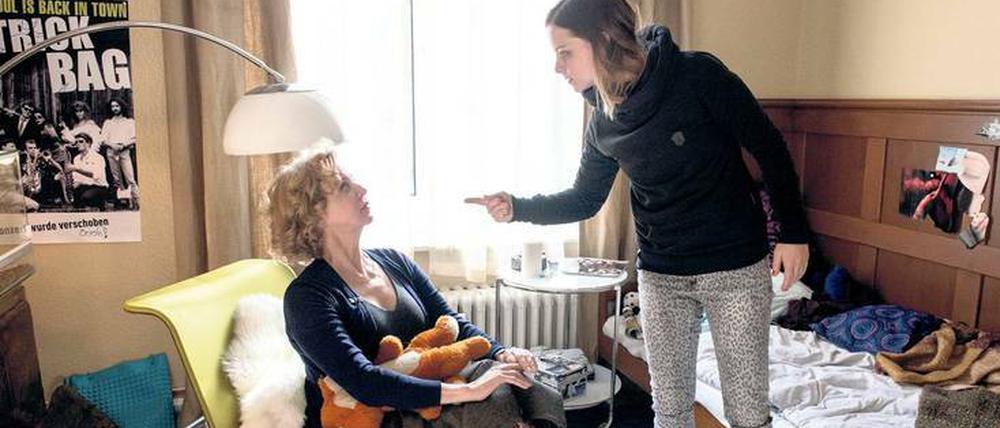 Impulsive Zeugin: Vera (Jasna Fritzi Bauer, rechts) schildert Anna Janneke (Margarita Broich) einen Streit. Doch die Kommissarin misstraut ihr.