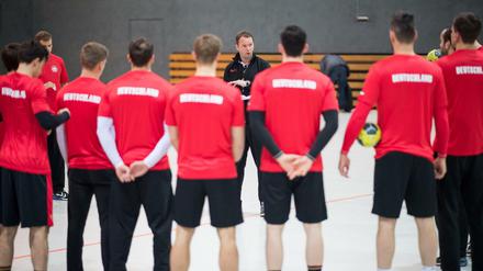 Ohren auf. Bundestrainer Sigurdsson vermittelt dem Team neue Inhalte.