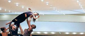 Tänzer von Sasha Waltz im Foyer der Elbphilharmonie. Bis 4. Januar wird „Figure Humaine – eine choreografisch Raumerkundung“ aufgeführt.