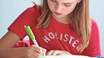 Schülerinnen und Schüler sollen von Anfang an spontan schreiben, selbst wenn sie dabei Fehler machen, meint Renate Valtin.