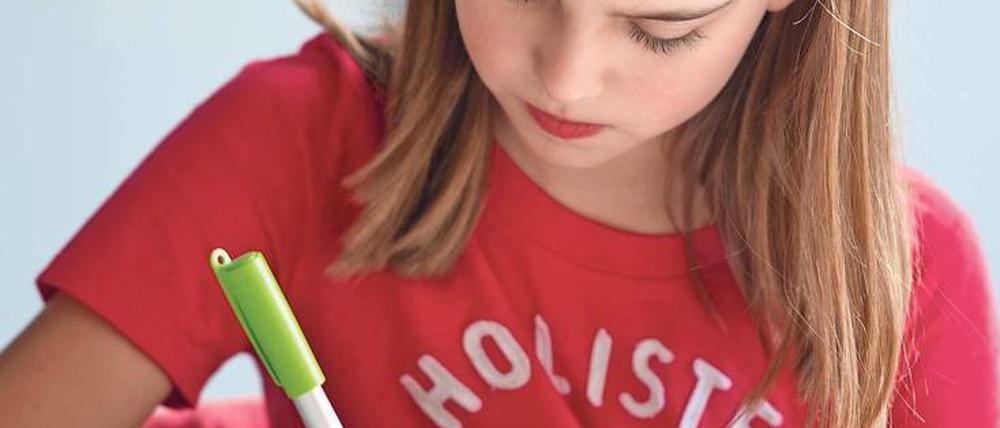 Schülerinnen und Schüler sollen von Anfang an spontan schreiben, selbst wenn sie dabei Fehler machen, meint Renate Valtin.