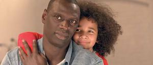 Süßer Fratz. Gloria Colston mit Filmpapa Omar Sy.