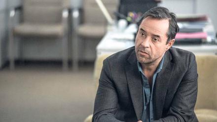 Schlicht Holzer, ohne Herr davor oder Vornamen. Jan Josef Liefers spielt den ZDF-Kommissar quasi als Kontrastprogramm zum versnobten „Tatort“-Rechtsmediziner. 