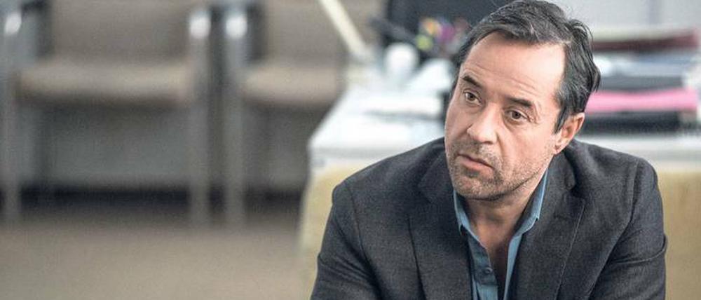 Schlicht Holzer, ohne Herr davor oder Vornamen. Jan Josef Liefers spielt den ZDF-Kommissar quasi als Kontrastprogramm zum versnobten „Tatort“-Rechtsmediziner. 
