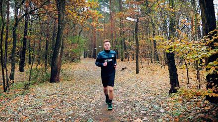 Dieser Weg wird kein leichter sein. Steven Jahn beim Lauftraining im Wald.