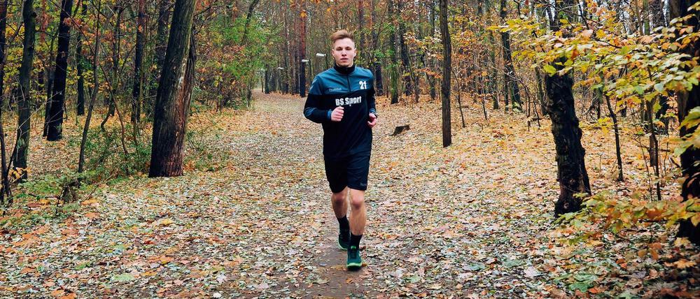 Dieser Weg wird kein leichter sein. Steven Jahn beim Lauftraining im Wald.