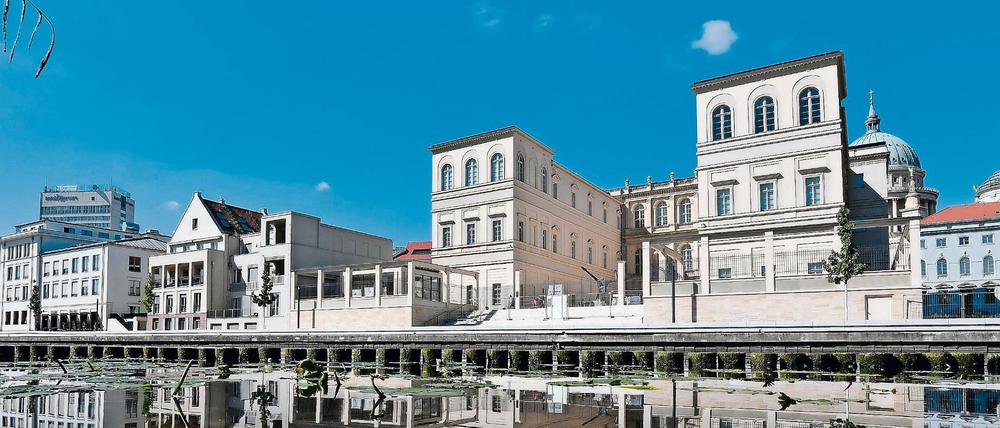 Das künftige Kunstmuseum Palais Barberini in Potsdam mit anderen Gebäuden in der Alten Fahrt.
