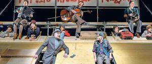 Bretter, die Berlin bedeuten: Hier sitzen Herr Grundeis (Folke Paulsen) und Emil (Iljà Pletner) in dem äußerst variablen Bühnenbild.