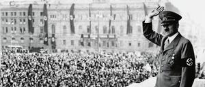 Viele Verbindungen führen vom NS-Machtapparat in die Frühzeit bundesdeutscher Ministerien: Adolf Hitler winkt vom Balkon der Reichskanzlei der Menge zu.