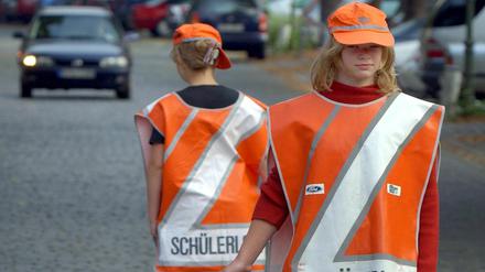 Vor allem in Großstädten sind die Schülerlotsen mit leuchtender Weste, Mütze und Kelle im Einsatz.
