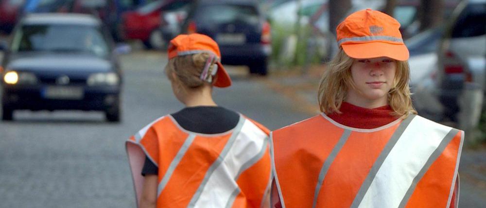 Vor allem in Großstädten sind die Schülerlotsen mit leuchtender Weste, Mütze und Kelle im Einsatz.