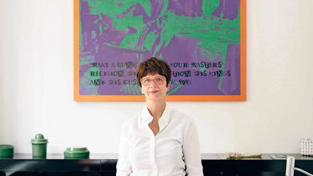 Stiller Mittelpunkt. Barbara Weiss in ihrer Galerie vor dem Gemälde „Punk Helen“ von Jonathan Horowitz (2003). 