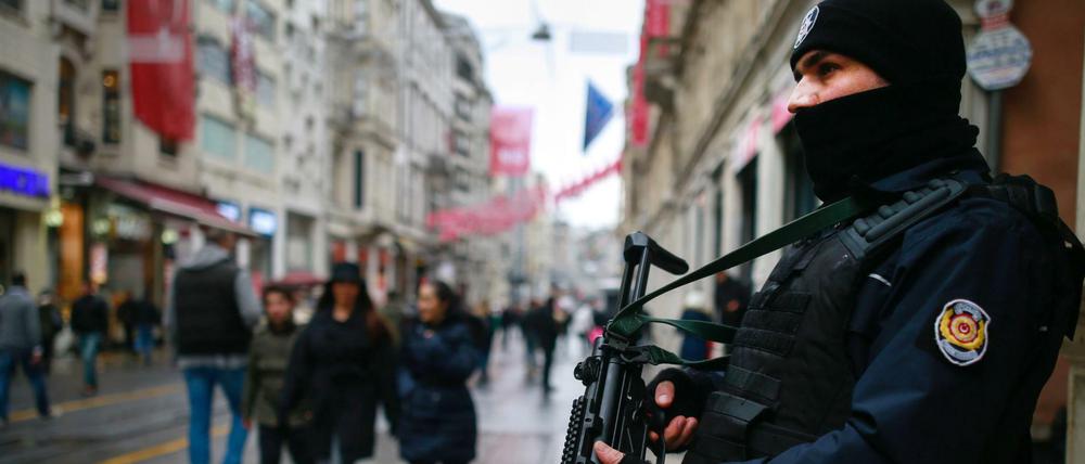 Auf Nummer sicher. Ein Polizist sichert die Istiklal Caddesi, eine bekannte Einkaufsstraße in Istanbul. 