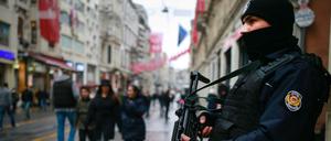 Auf Nummer sicher. Ein Polizist sichert die Istiklal Caddesi, eine bekannte Einkaufsstraße in Istanbul.