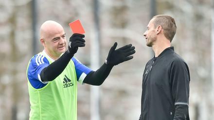Szene mit Symbolcharakter? Fifa-Präsident Gianni Infantino zeigt Uefa-Chef Aleksander Ceferin bei einem "Legenden-Spiel" in Zürich die Rote Karte. Kritik an der geplanten Erweiterung der WM kommt vor allem von den europäischen Verbänden. 