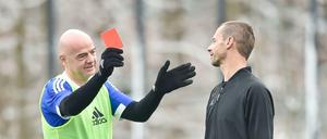 Szene mit Symbolcharakter? Fifa-Präsident Gianni Infantino zeigt Uefa-Chef Aleksander Ceferin bei einem "Legenden-Spiel" in Zürich die Rote Karte. Kritik an der geplanten Erweiterung der WM kommt vor allem von den europäischen Verbänden. 