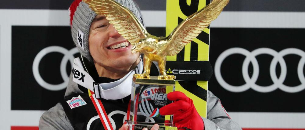Der polnische Skispringer Kamil Stoch nach seinem Gesamtsieg an der Paul-Außerleitner-Schanze auf dem Siegerpodium. 