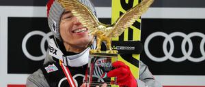 Der polnische Skispringer Kamil Stoch nach seinem Gesamtsieg an der Paul-Außerleitner-Schanze auf dem Siegerpodium.
