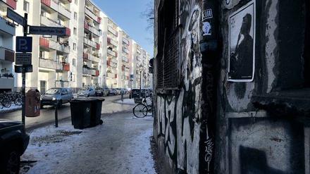 Die Linienstraße - zwei Kilometer Berlin, wo sich Waschbetonplatte an Altbauschmuckstücke und Neubauten reiht. Der frühere Verlauf der Mauer prägt die Stadt bis heute.