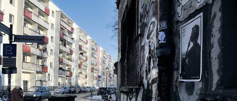 Die Linienstraße - zwei Kilometer Berlin, wo sich Waschbetonplatte an Altbauschmuckstücke und Neubauten reiht. Der frühere Verlauf der Mauer prägt die Stadt bis heute.