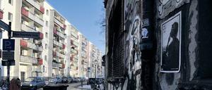 Die Linienstraße - zwei Kilometer Berlin, wo sich Waschbetonplatte an Altbauschmuckstücke und Neubauten reiht. Der frühere Verlauf der Mauer prägt die Stadt bis heute.