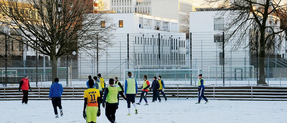 Vielleicht trennt die Fußballspieler und die Bewohner in Moabit bald eine Wand aus Glas. 