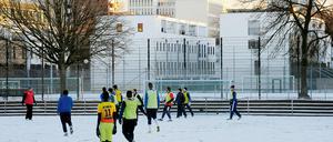 Vielleicht trennt die Fußballspieler und die Bewohner in Moabit bald eine Wand aus Glas. 