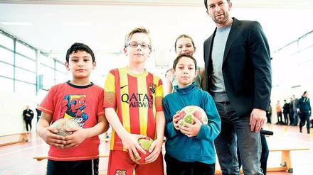 Nah an der Jugend. Sven Felski mit Schülern einer Willkommensklasse an der Grundschule am Fließtal. 