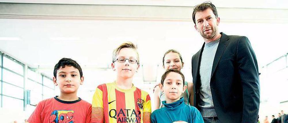 Nah an der Jugend. Sven Felski mit Schülern einer Willkommensklasse an der Grundschule am Fließtal. 