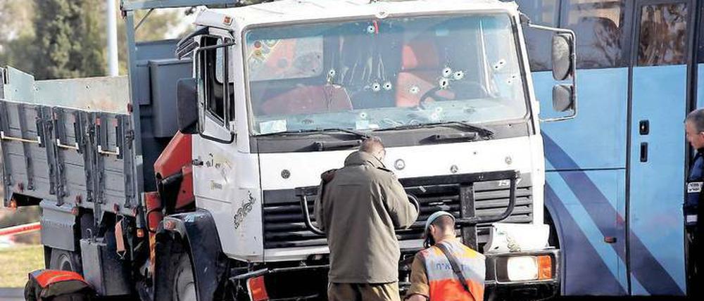 Mordinstrument mit Einschusslöchern: Ein palästinensischer Attentäter fuhr in Jerusalem in eine Gruppe junger Soldaten und tötete mindestens vier Menschen.