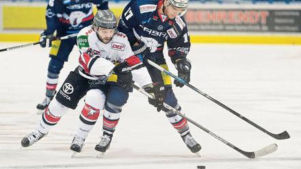 Eng beieinander. Eisbären-Spieler Jamie MacQueen (rechts) und Max Reinhart von den Haien.