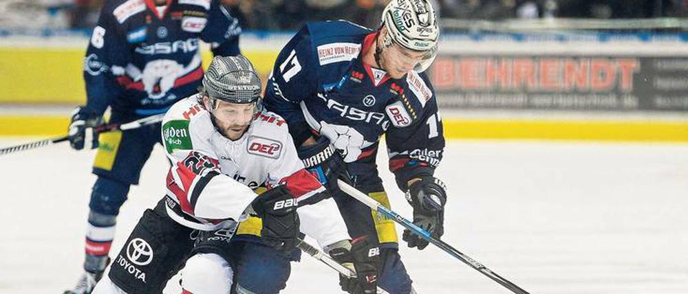 Eng beieinander. Eisbären-Spieler Jamie MacQueen (rechts) und Max Reinhart von den Haien.