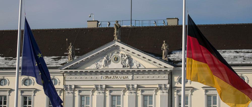 Auf Halbmast: Die Flaggen vor dem Schloss Bellevue nach dem Tod von Altbundespräsident Roman Herzog.