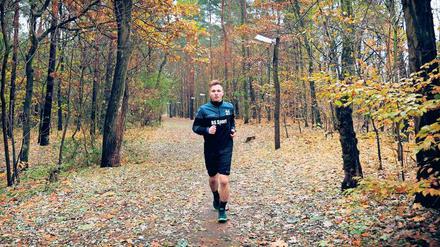 Dieser Weg wird kein leichter sein. Steven Jahn beim Lauftraining im Wald.