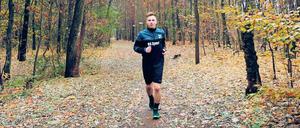 Dieser Weg wird kein leichter sein. Steven Jahn beim Lauftraining im Wald.