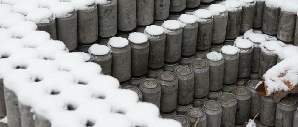 Pepsi im Schnee. Installationsansicht von Kaari Upsons My Mom Drinks Pepsi II, 2015.