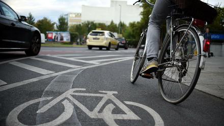 Ein Fahrradfahrer am Moritzplatz in Kreuzberg.