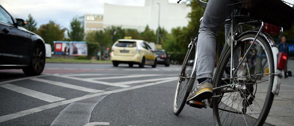 Ein Fahrradfahrer am Moritzplatz in Kreuzberg.