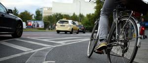 Ein Fahrradfahrer am Moritzplatz in Kreuzberg.