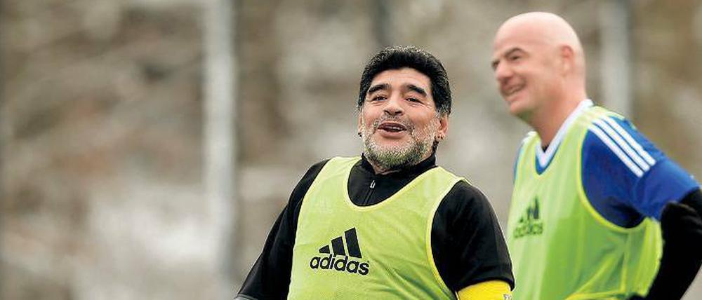 Fußballkönige unter sich. Diego Maradona (links) kickte am Montag mit Fifa-Präsident Gianni Infantino in Zürich und schwärmte danach von einer 48er-WM. Foto: Reuters/Wiegmann