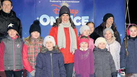 Gut geschlittert. Katarina Witt mit Nachwuchs-Eisprinzessinnen und Profikünstlern aus der neuen Show „Disney on Ice“.