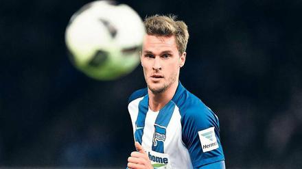 Zwei, die sich gefunden haben. Mit seinem verbesserten Verhältnis zum Ball wuchs auch Sebastian Langkamps innere Ruhe. „Ich bin mittlerweile in einem Alter, dass ich mir nicht über jeden Fehlpass eine Birne mache“, sagt er. 