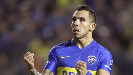 Carlos Tevez wechselt von seinem Jugendverein Boca Juniors nach Shanghai und wird mit einem Wochengehalt von 800.000 Euro zu einem der bestbezahlten Fußballer der Welt.