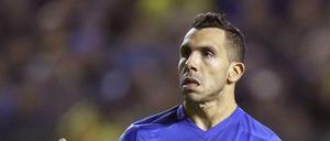 Carlos Tevez wechselt von seinem Jugendverein Boca Juniors nach Shanghai und wird mit einem Wochengehalt von 800.000 Euro zu einem der bestbezahlten Fußballer der Welt.