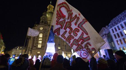 Teilnehmer des Friedensmarsch demonstrieren auf dem Neumarkt vor der Frauenkirche in Dresden.