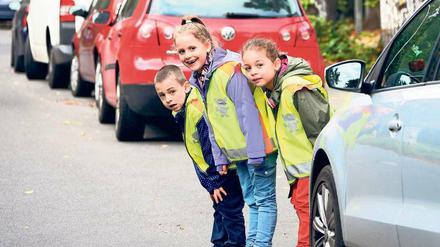 Großes Risiko für Kleine. Vor allem auf dem Weg zur Schule werden Kinder durch unachtsame Autofahrer gefährdet.Foto: S. Pilick/dpa